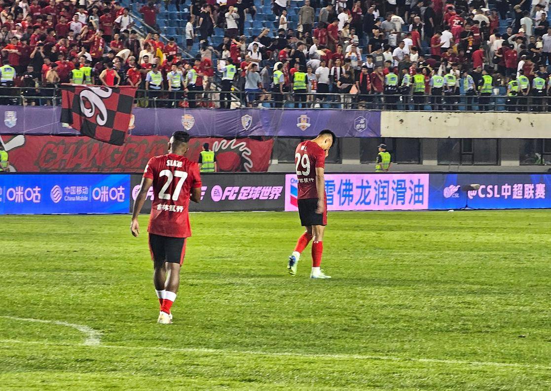 及更衣室内 及更衣室内